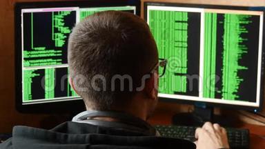 打破眼镜密码的黑客。 黑客入侵网络系统